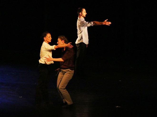 《女性》提出真正性別的問題。