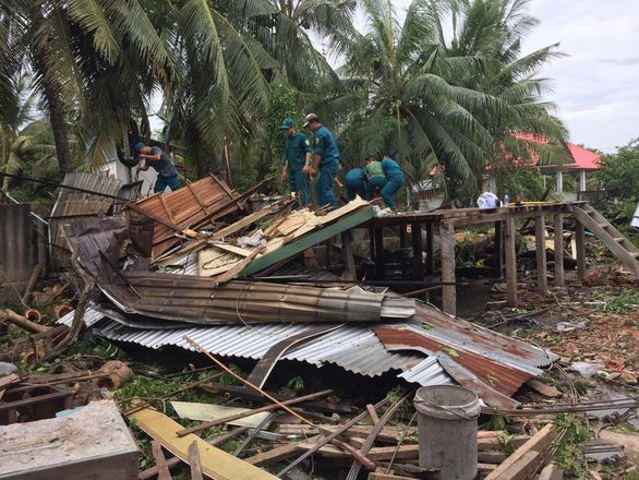 圖為安江省新州市某一民房遭強降雨夾旋風吹襲坍塌現場。（圖源：寶斗）
