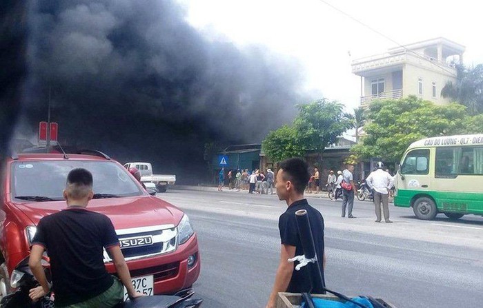 火警現場濃煙滾滾。（圖源：Vietnamnet）