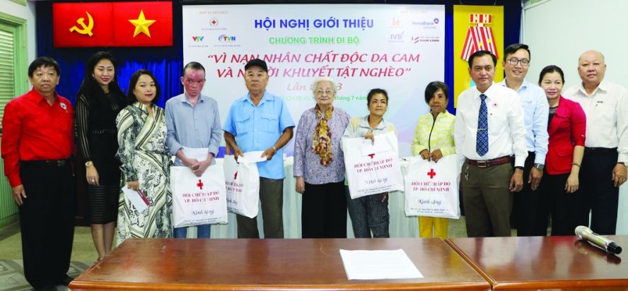 該會向落葉劑受害者贈送禮物。