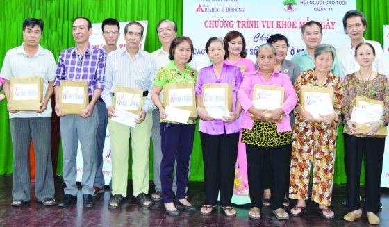 主辦方向各會員派發禮物。