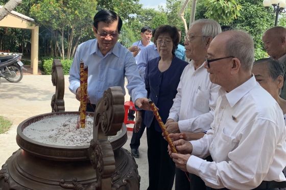 張晉創同志(左一)與代表團一同向先烈上香。