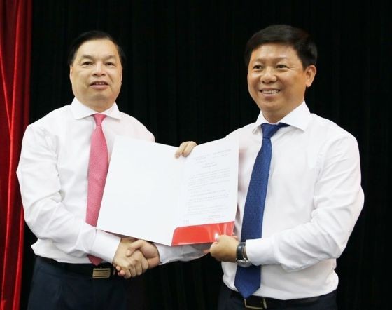 中央宣教部副部長黎孟雄代表中央宣教部領導向陳青霖同志（右）頒授人事委任《決定》。（圖源：Tuyengiao.vn）