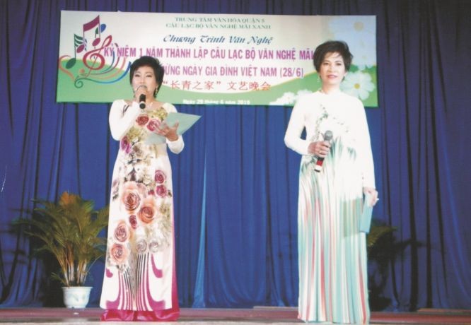 “長青”司儀（左）朱麗芳，謝文英。