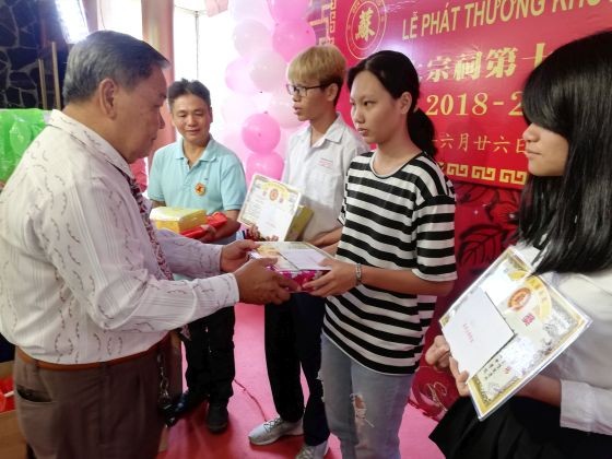 蘇氏宗祠理事長蘇漢光向各優秀生頒獎。