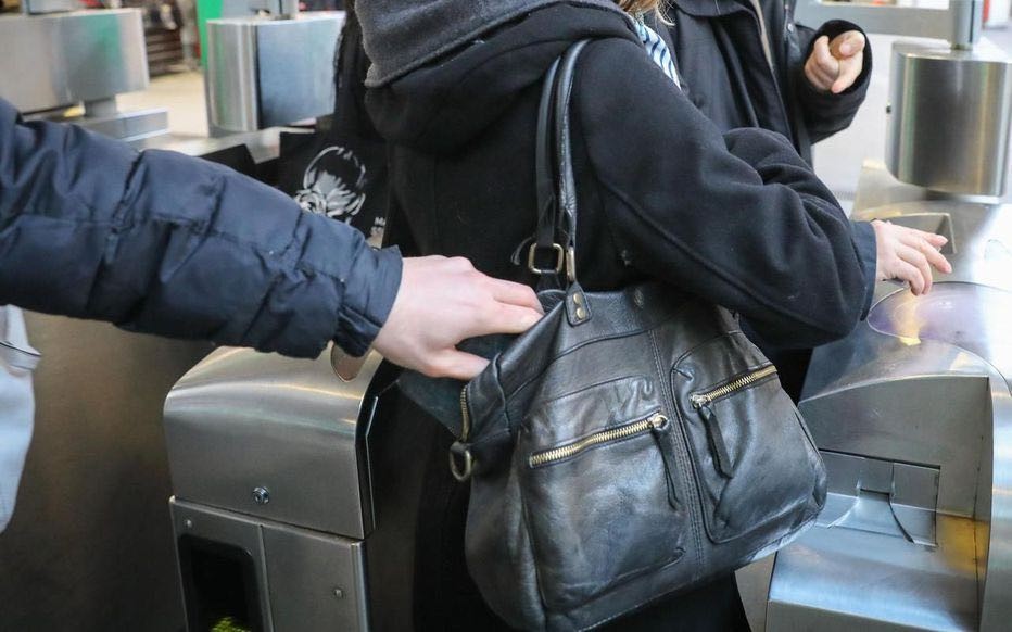 法國警方破獲身份證件走私大案，在首都巴黎和南部濱海阿爾卑斯省的首府尼斯逮捕了8名嫌犯，查獲數百本在巴黎被盜的護照和居留卡等身份證件。（示意圖源：巴黎人報）