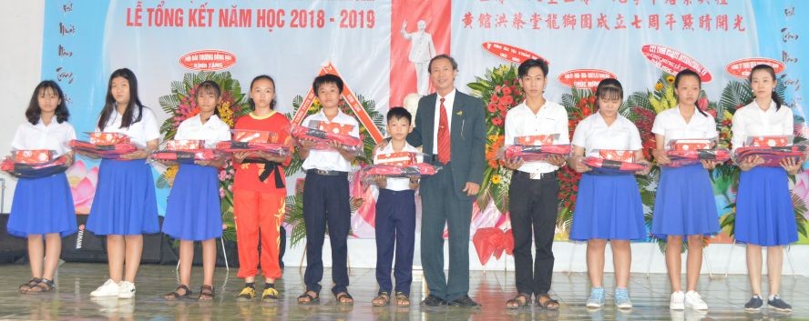 典禮上，甲文強老師獲邀向優秀生頒獎。