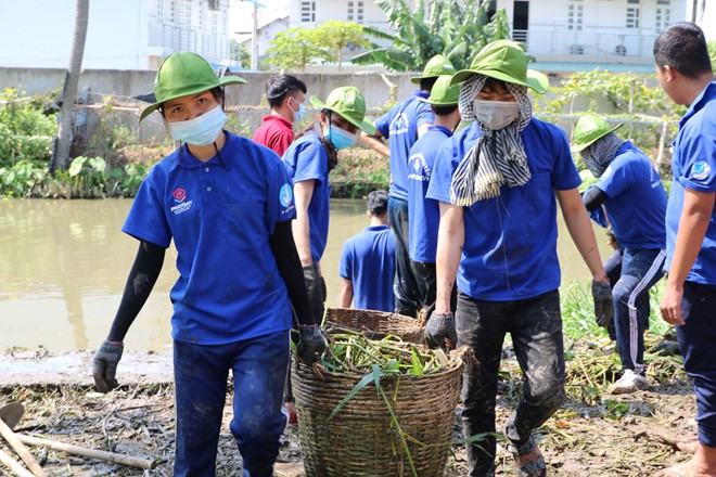 志願大學生在守德郡三平坊疏濬螞蟥涌。