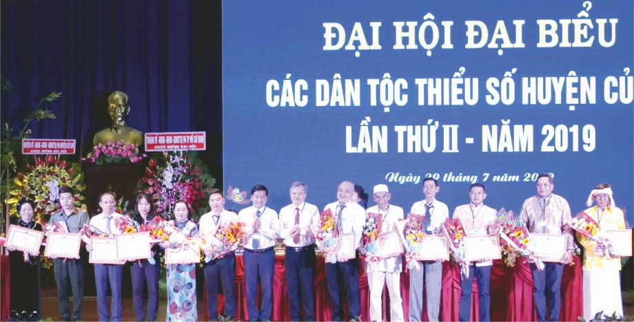 古芝縣人委會向積極民族工作的13個集體及12個人頒發獎狀。