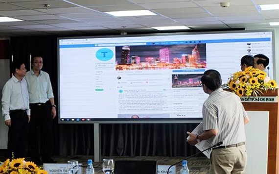 市新聞與傳播廳向與會者及媒體介紹臉書上的市基層資訊粉絲專頁。（圖源：秋紅）