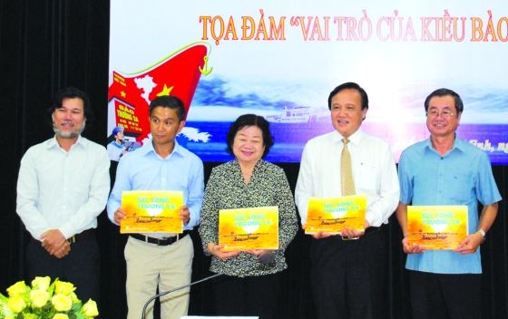 黃志雄攝影家向組委會贈送《長沙活力》一書。