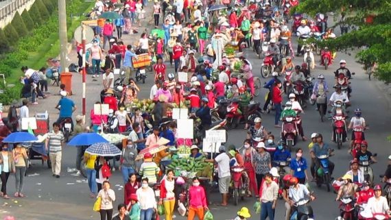 工人街市人車擁擠。