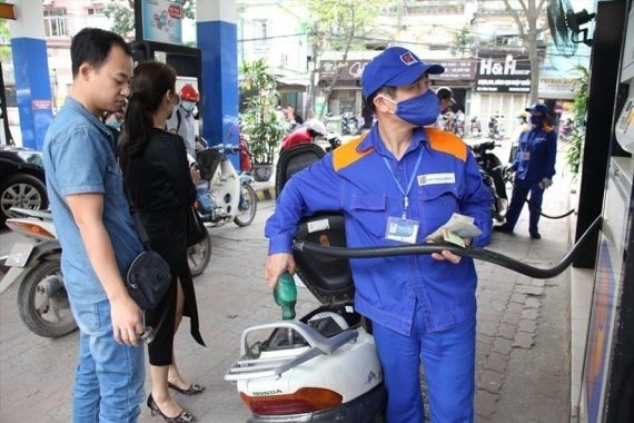 財政與工商聯部決定從昨(1)日下午3時起，E5 RON92汽油每公升調降377元，RON95-III汽油每公升調降316元。（示意圖源：寡沙）