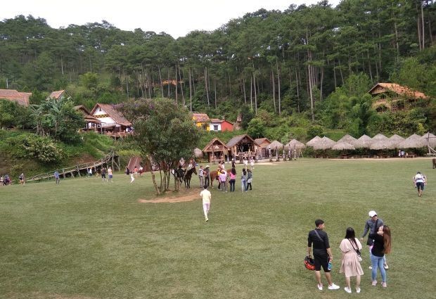 “蠢鈍村”處於山谷底，四周被松樹環抱，環境幽靜。