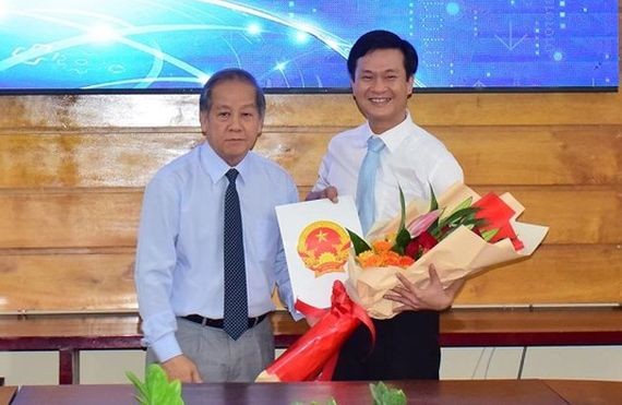 承天-順化省新任新聞與傳播廳廳長阮春山（右）從該省人委會主席潘玉壽手中接過人事委任《決定》。（圖源：文勝）