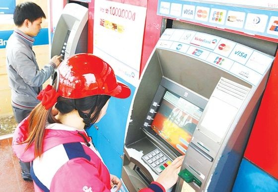 工人在提款機提款。（示意圖源：互聯網）