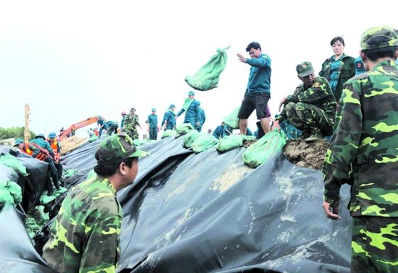 堅江省加護堤壩防海浪。（圖源：互聯網）