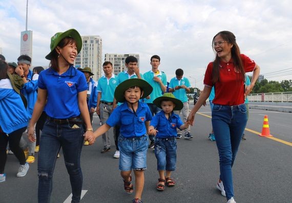第八郡黃陶玉緣(左)帶著家富(6歲)及家福(4歲)兩個兒子參加 步行活動。（圖源：玉鳳）
