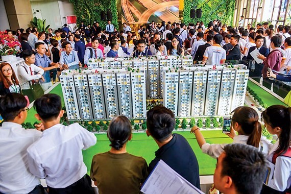 客戶參觀某房地產項目配景。