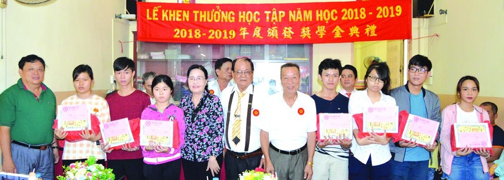 政府部門領導與理事向大學生頒獎。