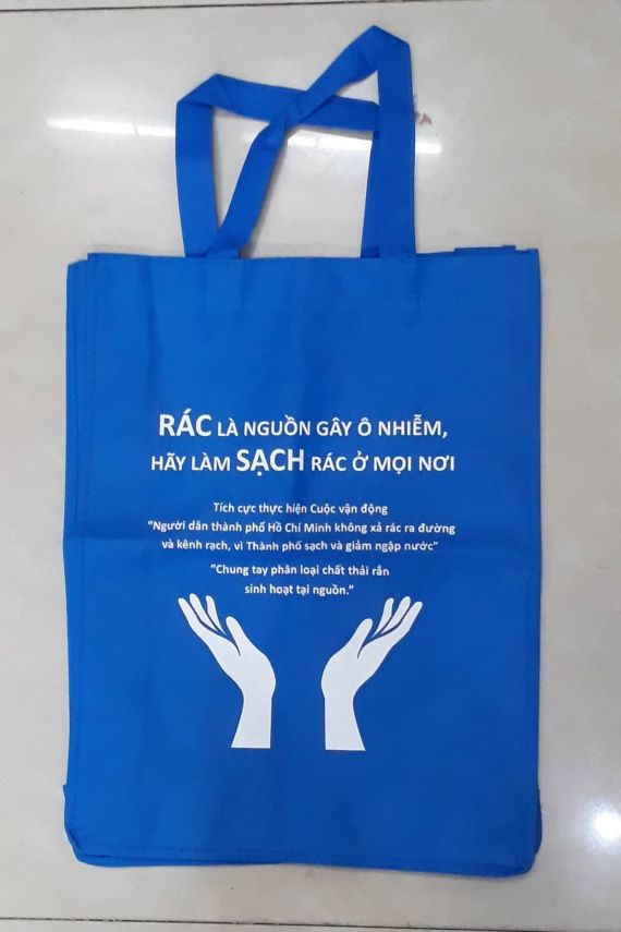 已有不少單位選擇可以多次使用 的布袋印上宣傳環保標語發給市民。