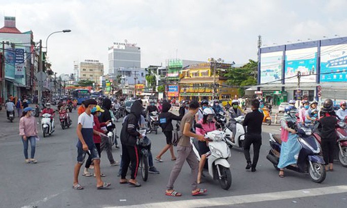 當交通信號轉為紅燈，車輛停止前進時，上十人擁出街道上，擠過每輛車，以派發有關房地產、信用貸款、出售貨品等內容的廣告傳單。