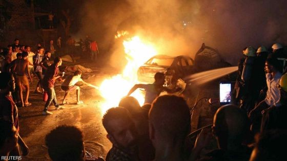 人們正在撲救爆炸引發的大火。（圖源：路透社）