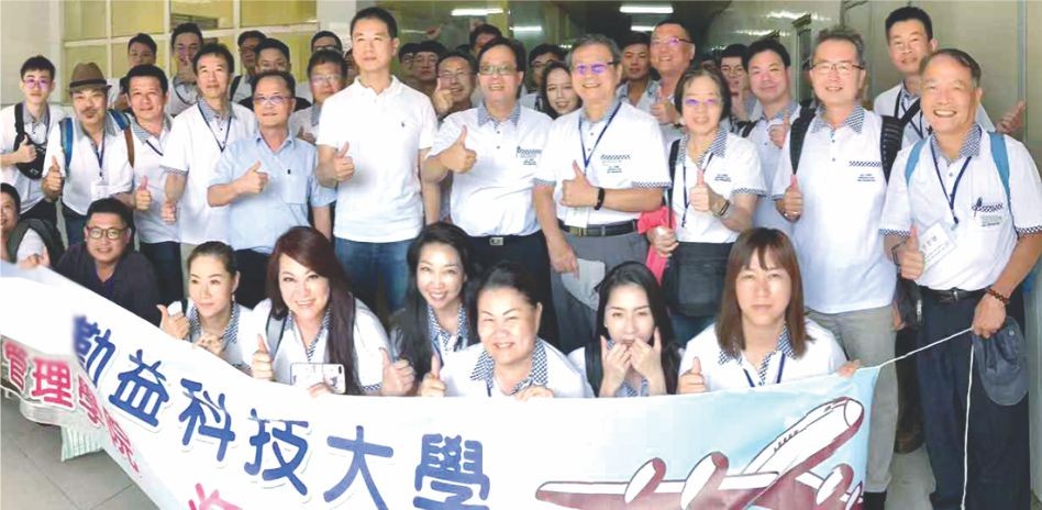 代表團參觀南方屋燕工廠。