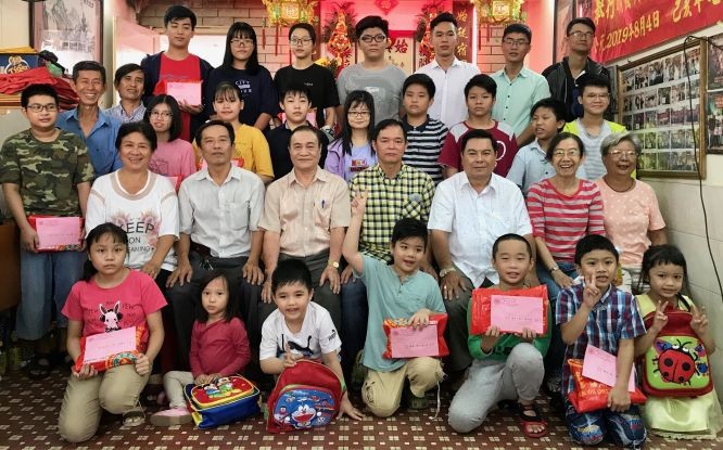 麥氏宗祠理事會成員與領取獎學金子弟合照。