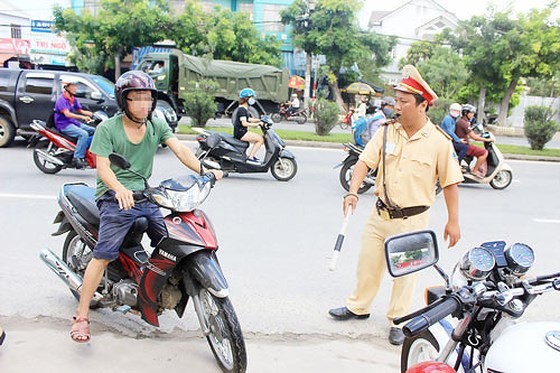 交警查處交通違規者。