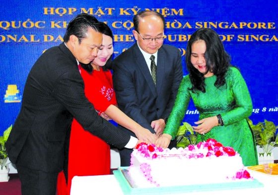 雙方領導代表參加切蛋糕慶祝國慶儀式。