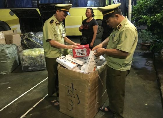 市場管理力量沒收從境外走私進口的餅乾。（圖源：雲體）