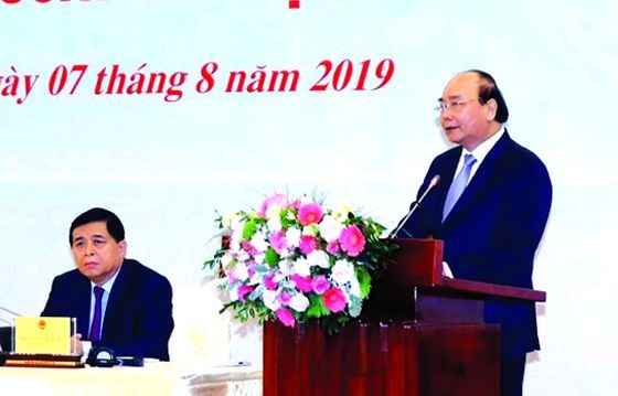 政府總理阮春福（右）主持會議並發表講話。（圖源：越通社）