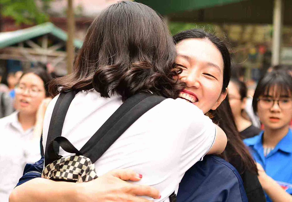 應屆高中畢業生互擁恭喜被大學錄取。（示意圖源：互聯網）