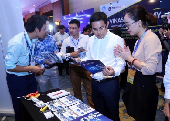 向代表們推介數碼技術。（圖源：越通社）