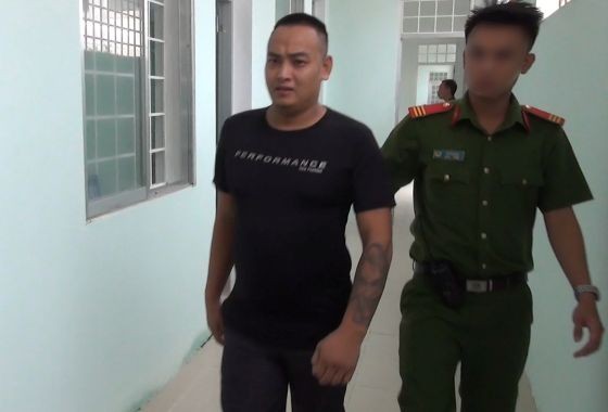 法警將犯罪嫌疑人孔高智押送至陸地辦案公安機關接受審訊。（圖源：V. Vũ）