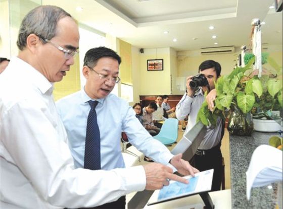 市委書記阮善仁（左）瞭解建設廳行政改革規程。（圖源：互聯網）