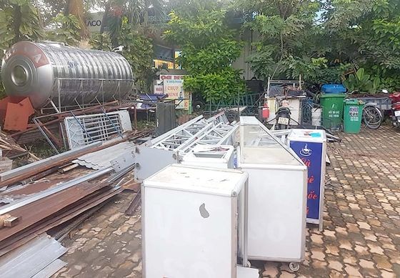 福門縣巴點鄉人委會辦事處前院 如廢料場般，民眾 已多次反映，但此 情況仍未見改善。