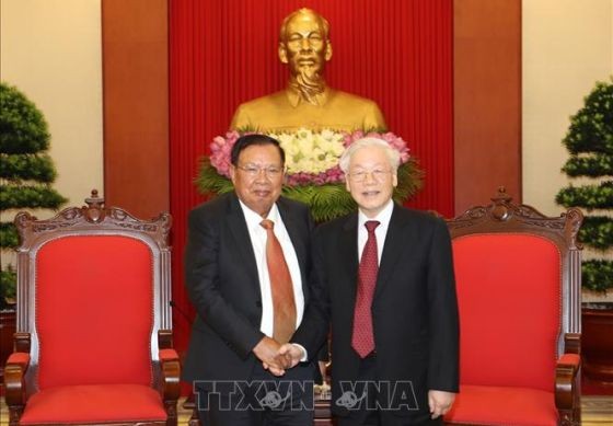 黨中央總書記、國家主席阮富仲(右)接見老撾人民革命黨中央總書記、國家主席本揚‧沃拉吉。（圖源：越通社）