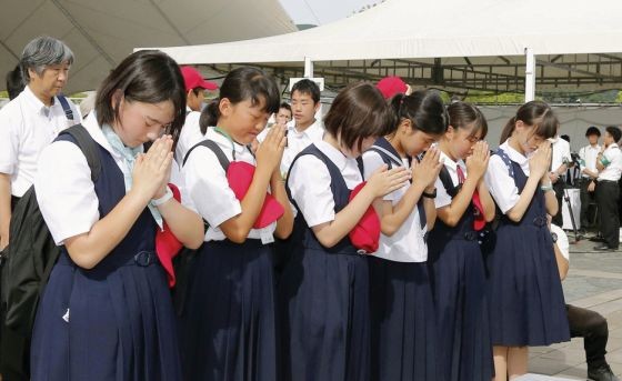 出席人士在日本時間上午11時02分，即美軍投下原子彈的一刻，一同為死者默哀。（圖源：互聯網）