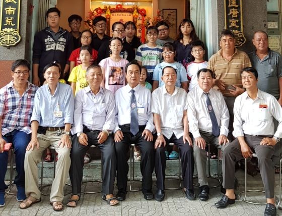 許氏宗祠理事們與獲獎學金子弟合影。