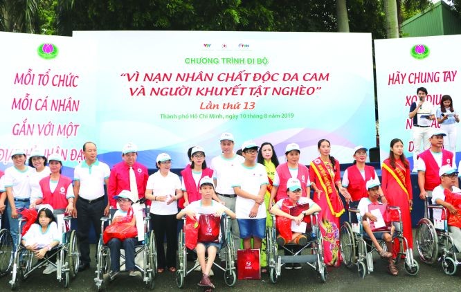 落葉劑受害者獲贈送禮物。