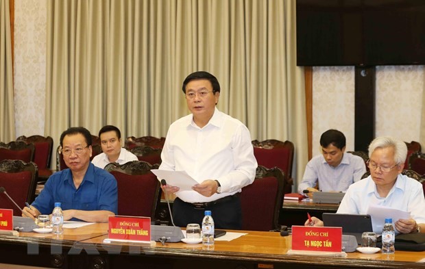 黨中央書記、胡志明國家政治學院院長、中央理論委員會主席、文件小組常務處阮春勝同志（中）主持座談會並發表講話。（圖源：越通社）