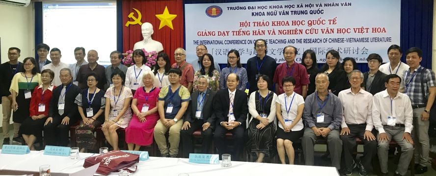 學校領導同國內外與會代表合照留念。