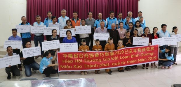 巧聖廟在祭拜後舉行禮物派發儀式，將全部分發給平陽、同奈、西寧、平順等省、頭頓市、胡志明市及守德郡等35個慈善單位。