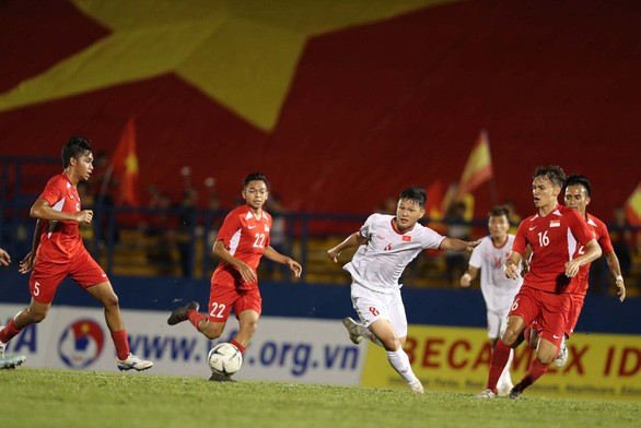 越南（白衣）－新加坡比賽一瞥。（圖源：互聯網）