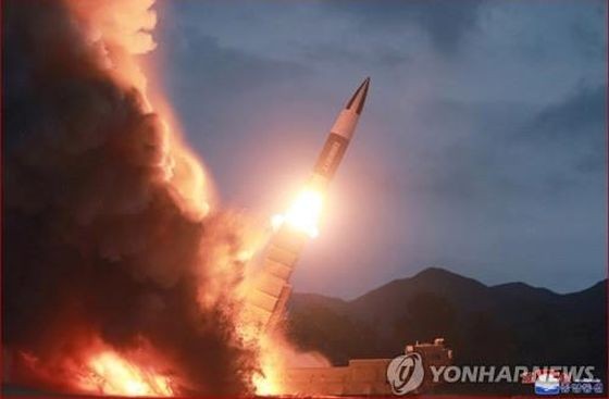 這是朝中社8月11日在官網上傳的“新武器”試射現場照。朝中社當天報導稱，國務委員會委員長10日在現場指導試射新武器。（圖源：韓聯社/朝中社）