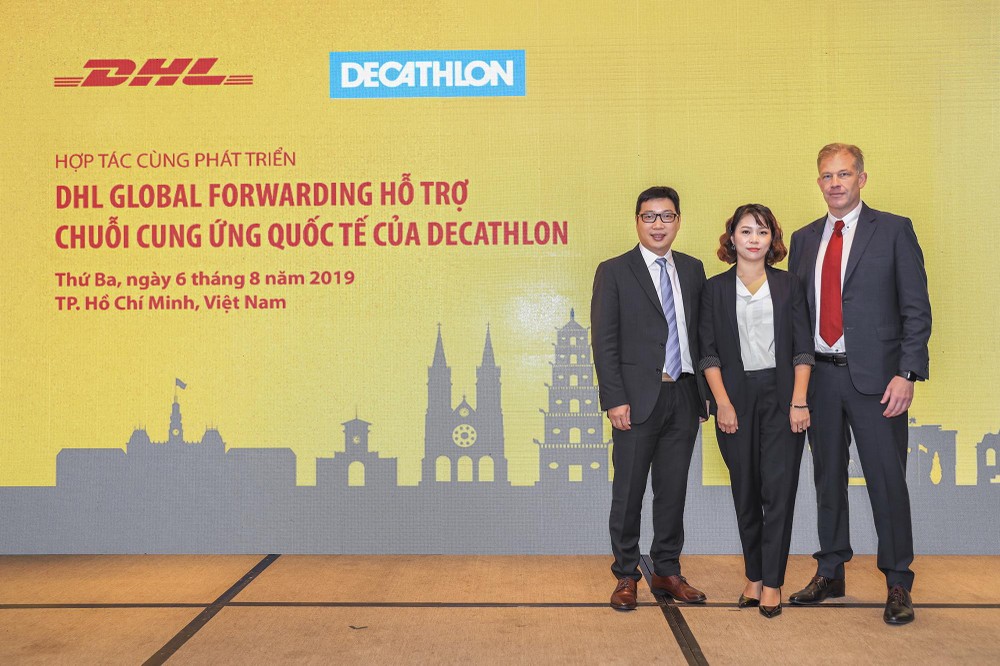 DHL Global Forwarding與法國體育用品零售商迪卡儂Decathlon代表(中)合照。