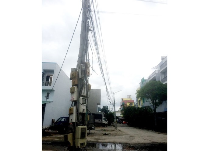 一系列電錶獲安裝在一根電線杆上。