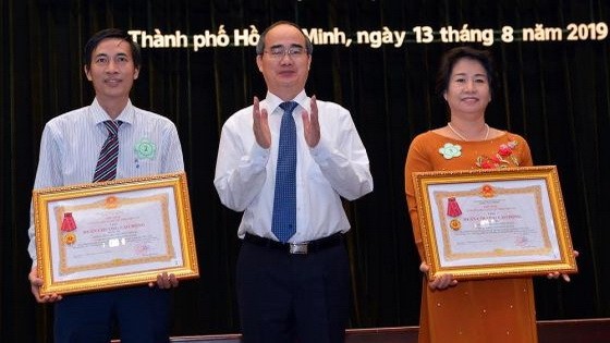 市委書記阮善仁向兩所學校頒授三等勞動勳章。（圖源：越勇）